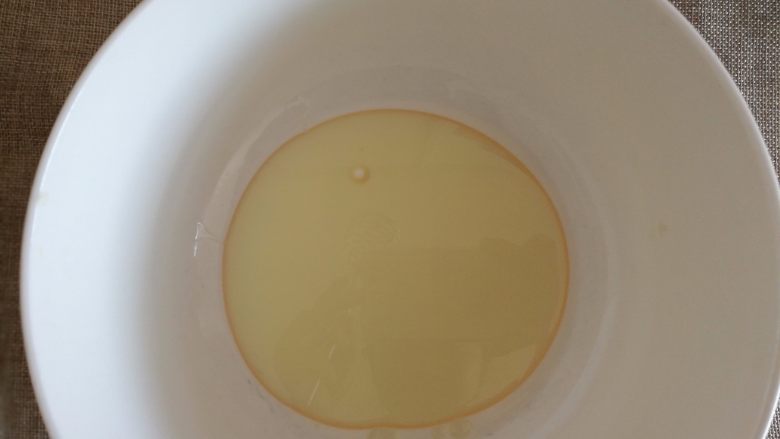黑森林蛋糕,1.牛奶和玉米油混合,乳化