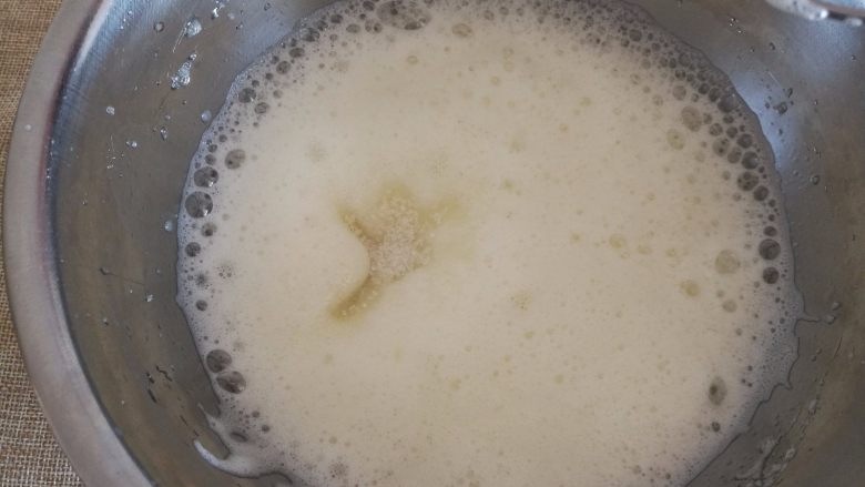 黑森林蛋糕,6.有鱼眼大气泡时候,加入15g白砂糖