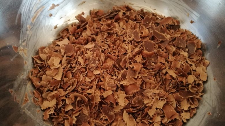 黑森林蛋糕,14.冷藏后的巧克力,用勺子一点点刮下来,成巧克力屑