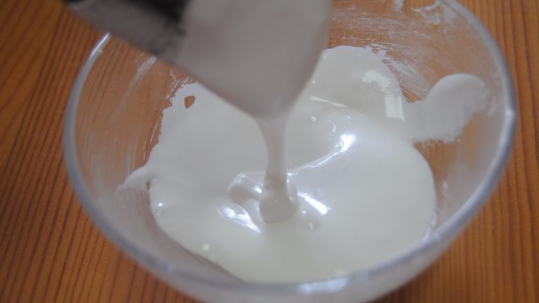 花环糖霜饼干,取适量的糖霜,一点点加入纯净水调到可以铺面的状态,大概是滴下来8秒纹理消失即可
