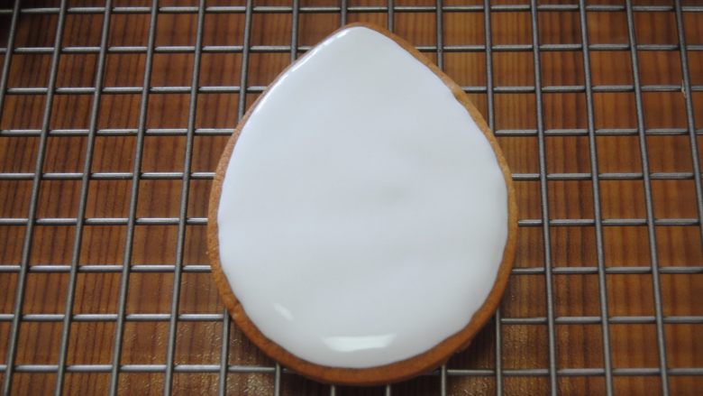 花环糖霜饼干,填充轮廓,填完后用牙签扎破小气泡,轻震几下流平,放置干透