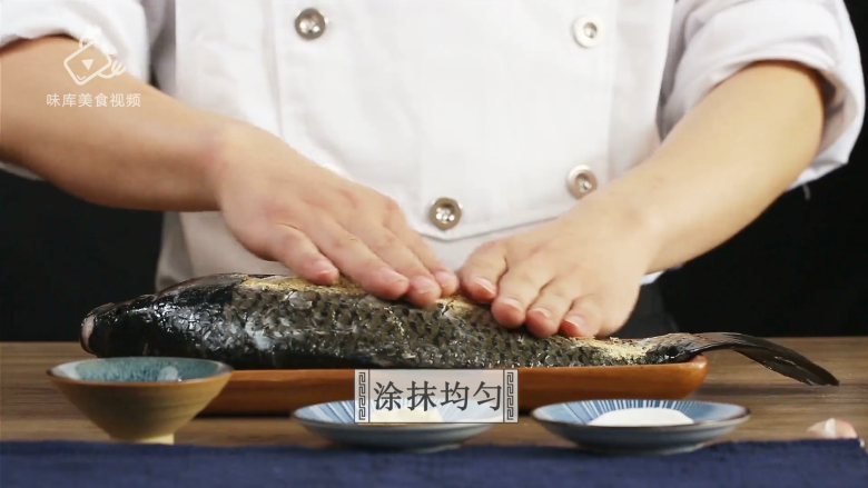 芒种节气宜清淡滋补,干烧鲤鱼好吃又养生,腌制准备:涂抹均匀