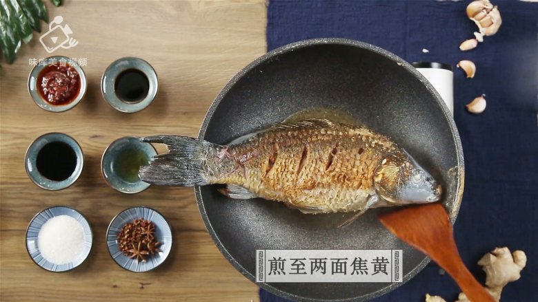 芒种节气宜清淡滋补,干烧鲤鱼好吃又养生,煎至两面焦黄