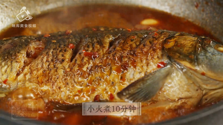 芒种节气宜清淡滋补,干烧鲤鱼好吃又养生,小火煮10分钟