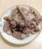 扁尖焖酱鸭,捞出用温水再冲洗一遍装盘备用,