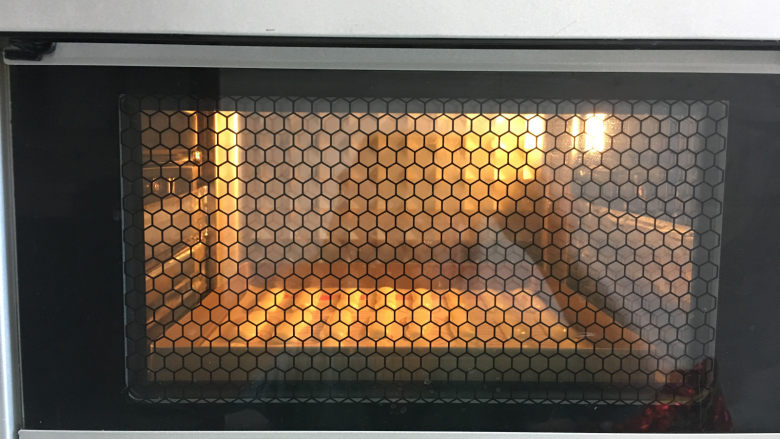 手指饼干,放在提前预热的烤箱中进行烘烤,温度为170度,时间为12分钟左右。