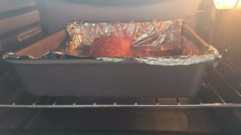 【烤鱿鱼】有内涵有颜值的美食,烤箱预热后,设置上下火180度,10分钟。