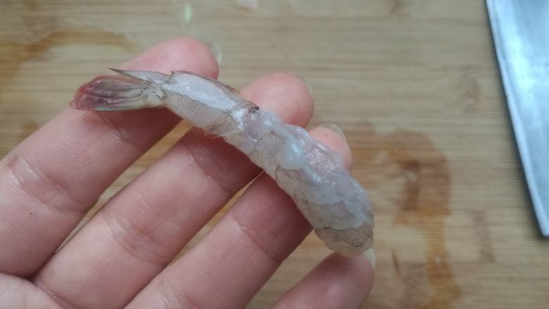 金丝凤尾虾,剥去虾壳,(保留最后一段虾壳)。