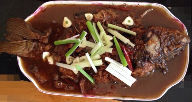 烧鲤鱼,汤快干时放入蒜片，<a style='color:red;display:inline-block;' href='/shicai/ 717'>味精</a>，出锅撒上配菜。