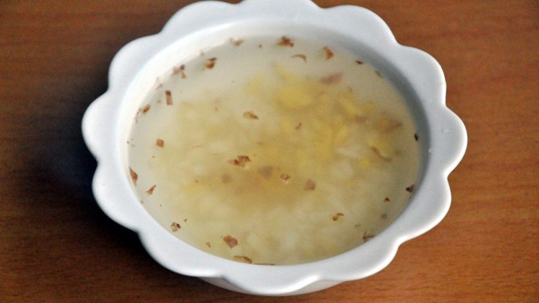 龙须凉面,倒入凉开水,调制成姜蒜水。