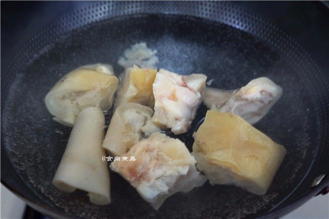 红烧牛蹄,烧开适量水,将牛蹄焯一下