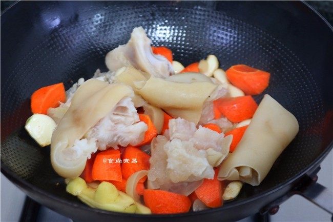 红烧牛蹄,倒入牛蹄翻炒均匀