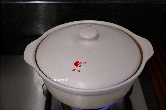 红烧牛蹄,煲至汤汁剩下一点点,牛蹄皮能轻松嚼碎即可。
