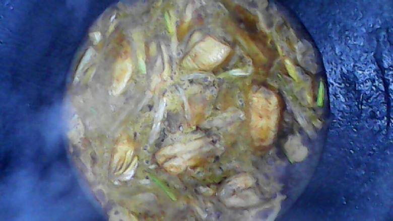 可乐鸡翅,焯完鸡翅沥干水份，锅里放少量油烧五成热，把鸡翅煎两面金黄，放入葱段姜片，再放入可乐，加盐加<a style='color:red;display:inline-block;' href='/shicai/ 829'>十三香</a>，可乐没过鸡翅，大火烧开，收汁即可