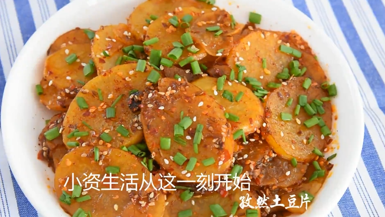 这样做的土豆片太好吃了,连老外都赞不绝口,撒上葱花即可上桌~!