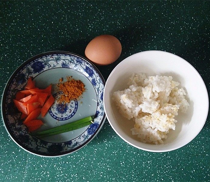 鸡蛋米饭饼,准备好所有食材