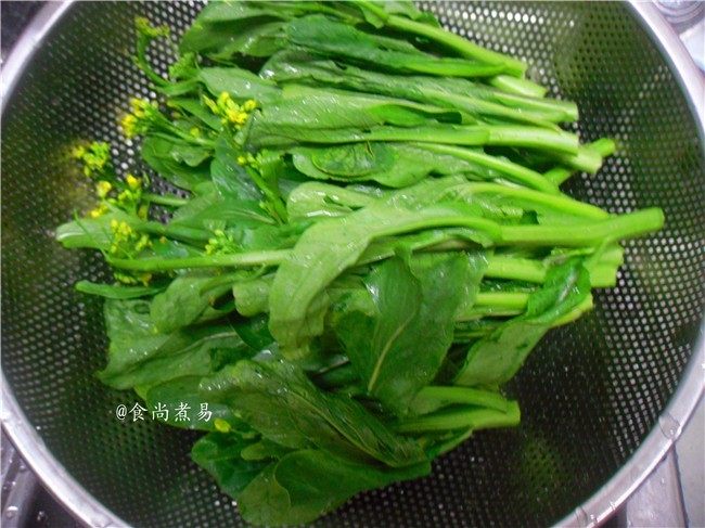 白灼菜心,洗好的菜心捞起,沥干水