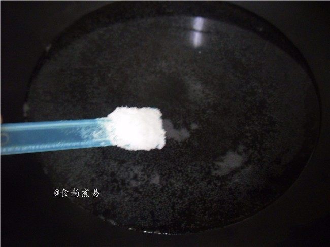 白灼菜心,锅里烧开适量水,锅中水沸腾时调入一勺盐,同时倒入适量食用油