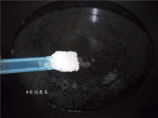 白灼菜心,锅里烧开适量水，锅中水沸腾时调入一勺盐，同时倒入适量食用油