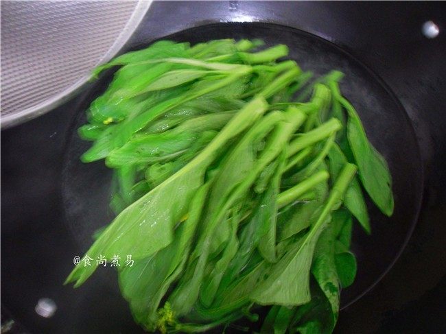 白灼菜心,倒入菜心,保持大火煮沸,不要遮锅盖哦