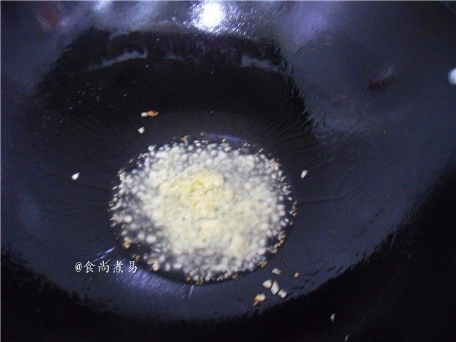 白灼菜心,焯过菜心的水倒掉,继续热锅,倒入食用油,下蒜蓉爆香