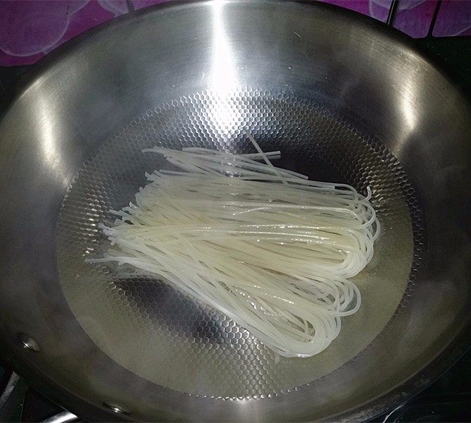 柳州螺蛳粉,锅中烧适量开水,将泡过的干米粉放入锅中