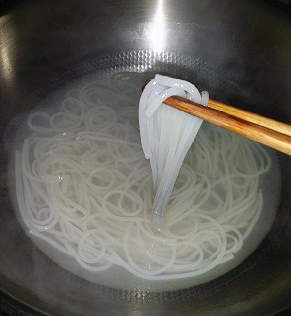 柳州螺蛳粉,煮至米粉软嫩细滑,约10~15分钟左右