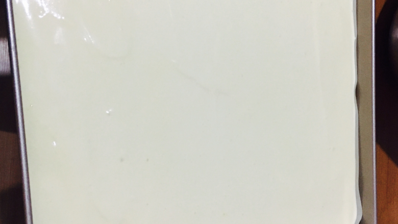 蛋糕卷,用刮刀刮平表面!