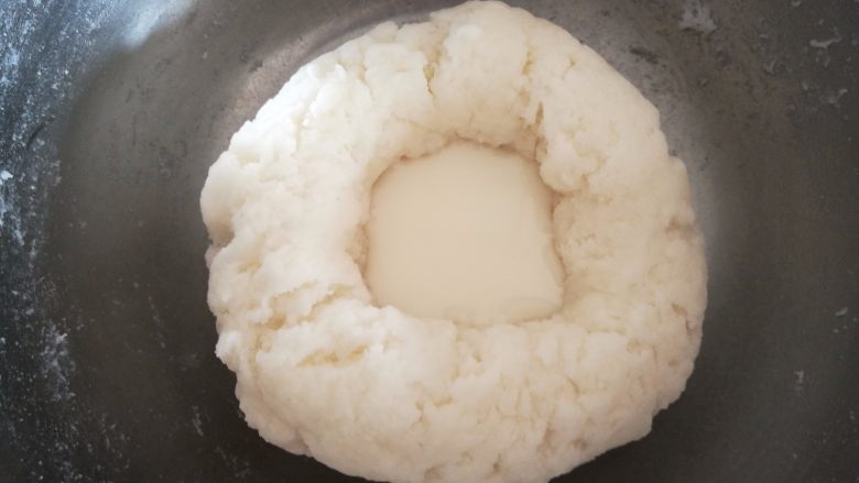 冰皮月饼,3.面团挖一个小坑,倒入白油,继续揉