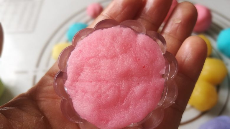 冰皮月饼,13.取一点剩下的小面团,按压在月饼模具花片上