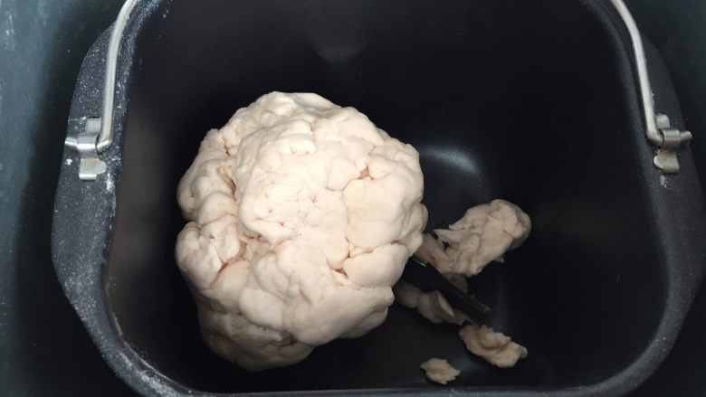 牛肉手擀面,程序结束,直接放面包机中,醒发10-15分钟;