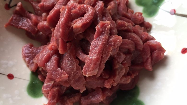 牛肉手擀面,<a style='color:red;display:inline-block;' href='/shicai/ 216'>牛肉</a>,切成丝状;