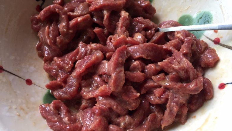 牛肉手擀面,搅拌,腌制10分钟;