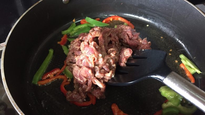 牛肉手擀面,翻炒,再放入牛肉丝,腌制好的牛肉丝,很香哦;