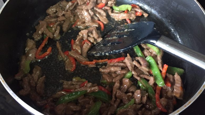 牛肉手擀面,翻炒,看着牛肉丝,变色;再加点生抽,搅拌,放入葱就可以了