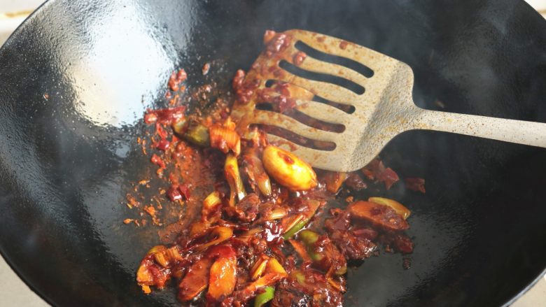 水煮肉片,下入<a style='color:red;display:inline-block;' href='/shicai/ 46964'>郫县豆瓣酱</a>翻炒出红油,可以闻到浓郁的香辣味到。