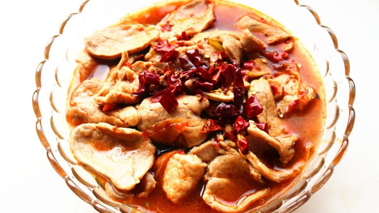 水煮肉片,加入煮肉的汤,上面再放上切碎的辣椒和<a style='color:red;display:inline-block;' href='/shicai/ 700'>花椒</a>。