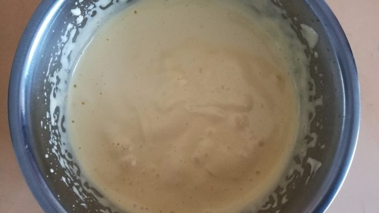 棒棒糖蛋糕,3.打发成浅白色有纹路就好了,全蛋打发会比蛋白打发慢,所以时间要长点