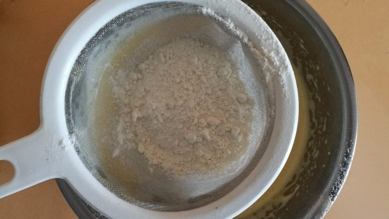 棒棒糖蛋糕,4.分两次筛入低筋粉,刮刀轻轻翻拌