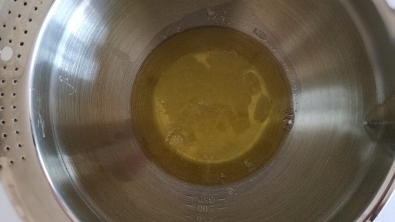 彩虹蛋糕,5.蛋白加入15克白砂糖,打发