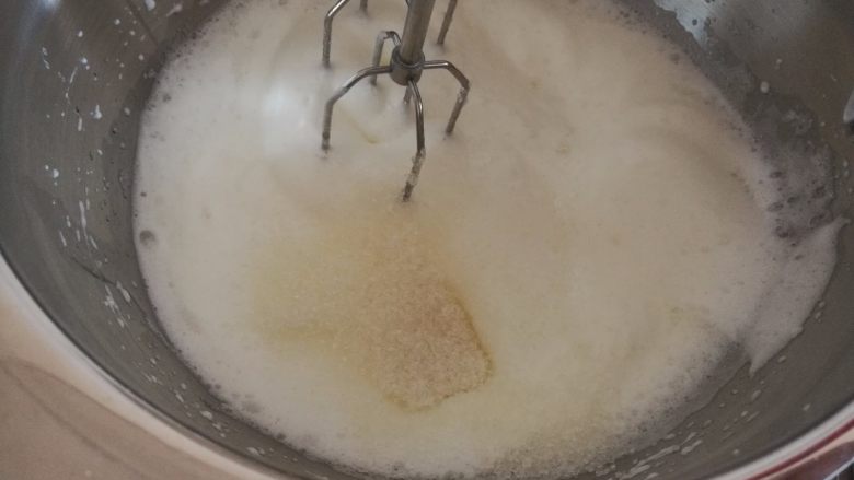 彩虹蛋糕,7.打发成细腻状态,再加入15克白砂糖