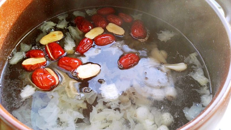 桃胶养颜粥,把原料全部放坤博砂锅内,添水大火烧开。