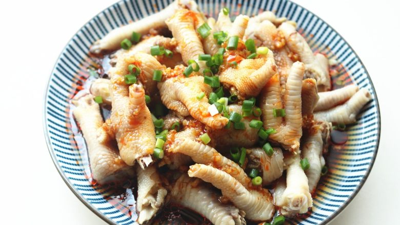 红油鸡爪,把料汁加在鸡爪上,浸泡一会,入味更好。