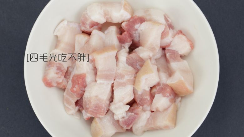 土豆胡萝卜烧肉,<a style='color:red;display:inline-block;' href='/shicai/ 428'>五花肉</a>切块；