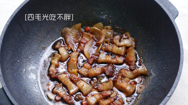 土豆胡萝卜烧肉,倒入<a style='color:red;display:inline-block;' href='/shicai/ 692'>酱油</a>、加些许<a style='color:red;display:inline-block;' href='/shicai/ 866'>冰糖</a>提鲜；