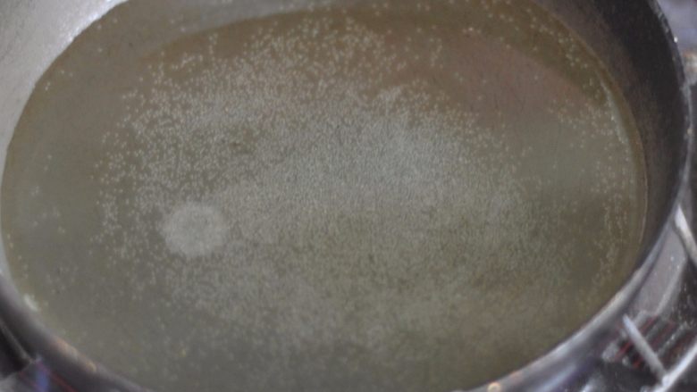 蒜香油泼小龙虾,锅里倒入油,小火加热至六成热,然后关掉火。