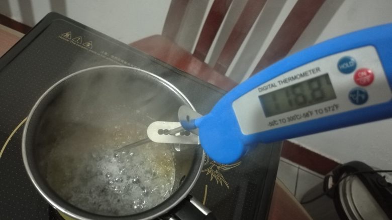 海洋之星——意式马卡龙,细砂糖和纯净水放入小奶锅,煮到80度开始打发蛋白。