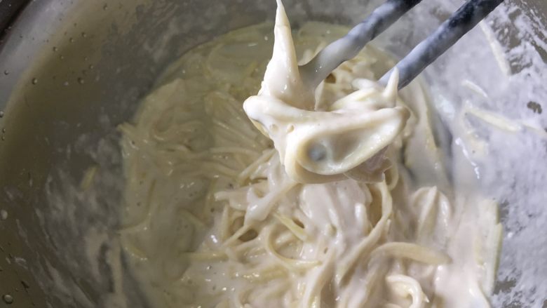 土豆丝煎饼,
搅拌成面糊状,就可以了;