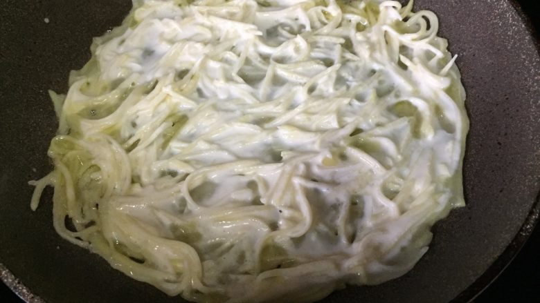 土豆丝煎饼,把面糊,倒入平底锅中,摊开;