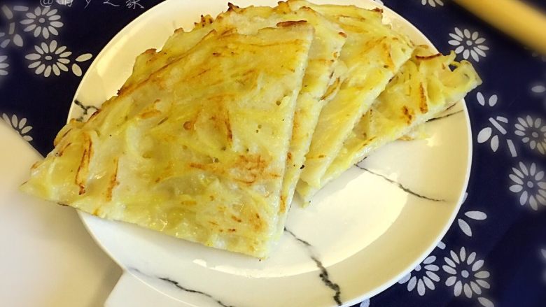 土豆丝煎饼,然后,再摆盘,是不是就好看多了;